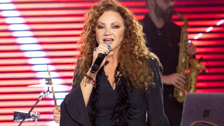 Η Σοφία Αρβανίτη εξομολογείται: «Δεν έβλεπες τότε πολλές γυναίκες να διασχίζουν τις λεωφόρους με enduro μηχανές»