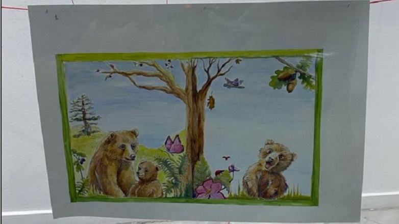 Κόκκινη κλωστή δεμένη στις … βιτρίνες απλωμένη