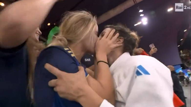 Το αισθησιακό φιλί της Ιταλίδας τζουντόκα Άλις Μπελαντί στην σύντροφό της μπροστά στη Μελόνι