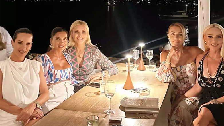 Κατερίνα Καινούργιου – Σταματίνα Τσιμτσιλή: Βραδινή έξοδος στο μαγαζί του Παναγιώτη Κουτσουμπή στην Πάρο