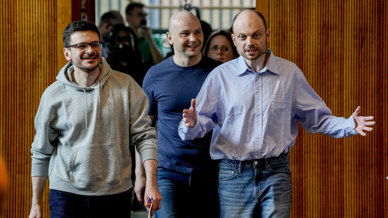 Γερμανία: Τρεις Ρώσοι αντιφρονούντες που απελευθερώθηκαν διαμηνύουν ότι «θα συνεχίσουν τον αγώνα»