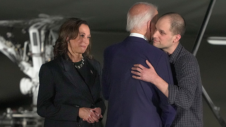 Μπάιντεν και Χάρις υποδέχτηκαν τους Αμερικανούς που αφέθηκαν ελεύθεροι μετά τη συμφωνία ανταλλαγής κρατούμενων