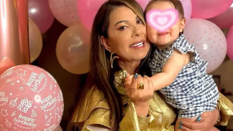 Άντζελα Δημητρίου: Αγκαλιά με την εγγονή της στα πρώτα της γενέθλια – Φωτογραφίες από το πάρτι