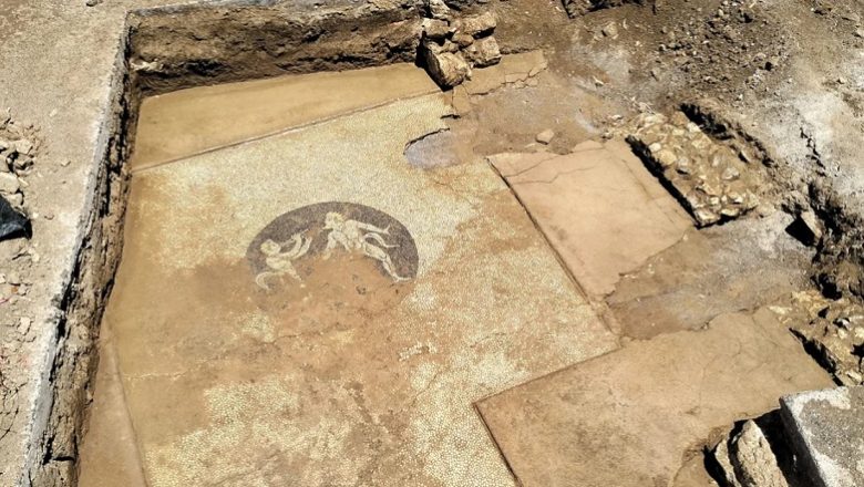 Περίτεχνο ψηφιδωτό δάπεδο αποκάλυψαν εργασίες για αγωγό ύδρευσης στην Ερέτρια Περίτεχνο ψηφιδωτό δάπεδο αποκάλυψαν εργασίες για αγωγό ύδρευσης στην Ερέτρια