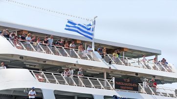 Συνωστισμός στα λιμάνια της Αττικής – Γεμάτα αναχωρούν τα πλοία