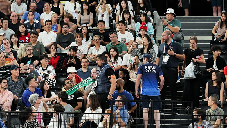 Παρίσι 2024: Θεατής απομακρύνθηκε από το γήπεδο επειδή κρατούσε πανό για την Ταϊβάν