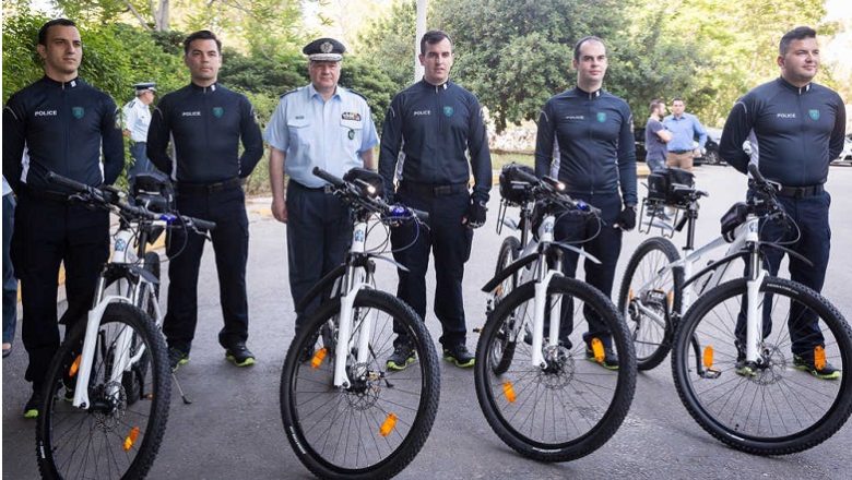 Αστυνομικοί με ποδήλατα περιπολούν στην Καστοριά
