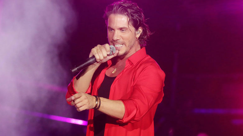 Νίκος Οικονομόπουλος: Του πέταξαν αναπτήρα κατά τη διάρκεια της συναυλίας του – Δείτε πώς αντέδρασε