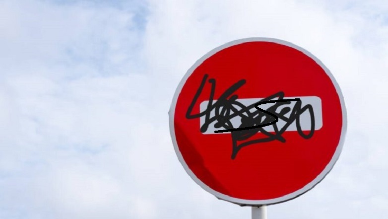 Δολιοφθορά από ανηλίκους σε πινακίδες – Συνελήφθησαν μαζί με τους γονείς τους