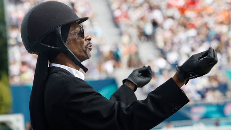 Παρίσι 2024: Ο Σνουπ Ντογκ… μεταμφιέζεται σε «αναβάτη» στις Βερσαλλίες