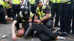 Βρετανία: Δεκάδες συλλήψεις σε αντιμεταναστευτικές διαδηλώσεις