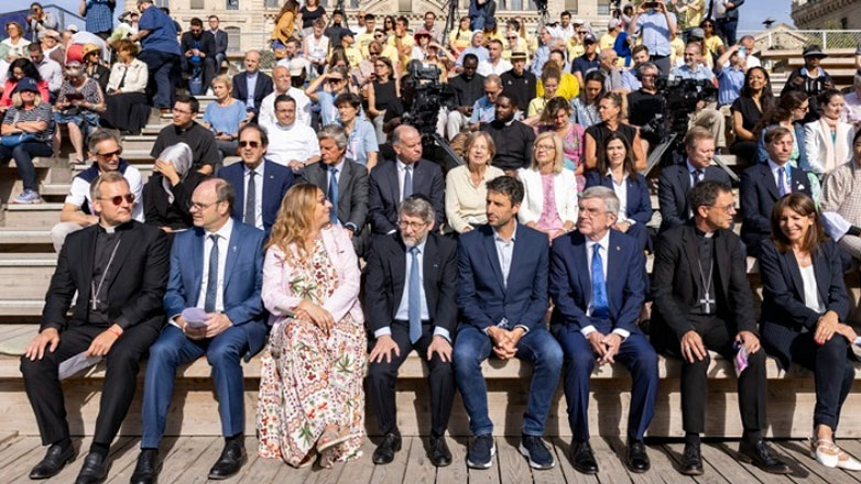 Παρίσι 2024: Διαθρησκειακή έκκληση για ειρήνη μπροστά από την Παναγία των Παρισίων με πρωτοβουλία Μπαχ