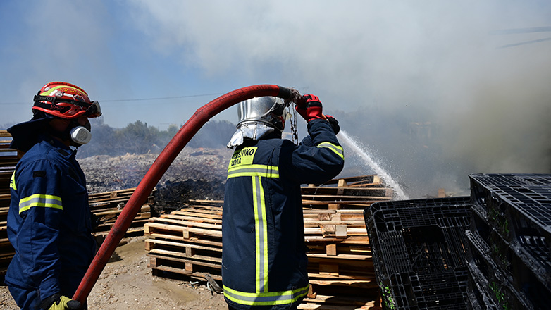 Αλεξανδρούπολη: Συνεχίζεται η κατάσβεση της πυρκαγιάς σε επιχείρηση ανακυκλώσιμων υλικών