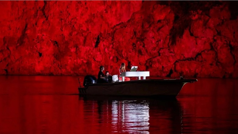 Η «ιπτάμενη πιανίστρια» παίζει μέσα στη λίμνη του Αγίου Νικολάου Η «ιπτάμενη πιανίστρια» παίζει μέσα στη λίμνη του Αγίου Νικολάου