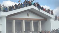 Μπανγκλαντές: Σκηνές χάους στην Ντάκα –  Διαδηλωτές εισέβαλαν στην κατοικία της πρωθυπουργού