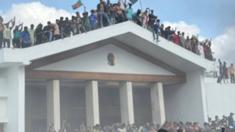 Μπανγκλαντές: Σκηνές χάους στην Ντάκα –  Διαδηλωτές εισέβαλαν στην κατοικία της πρωθυπουργού