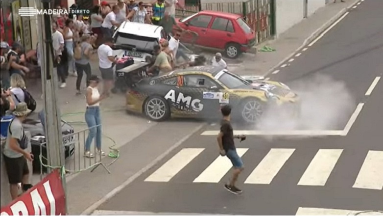 Σκηνή που κόβει την ανάσα σε αγώνα ράλι – Πόρσε πέφτει πάνω σε θεατές