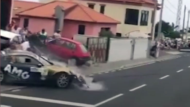 Σκληρές εικόνες από Ράλι της Πορτογαλίας – Αγωνιστικό έπεσε πάνω στους θεατές τραυματίζοντας παιδιά (Βίντεο)