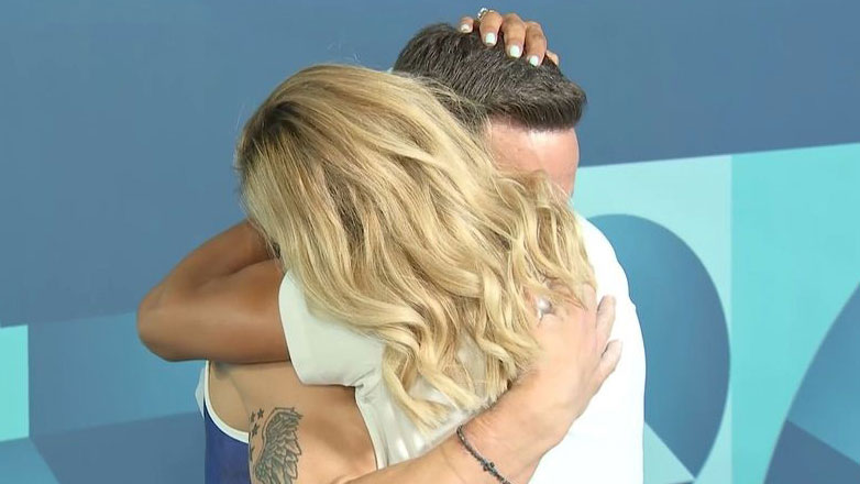 Λευτέρης Πετρούνιας: Λύγισε στην αγκαλιά της συζύγου του, Βασιλικής Μιλλούση – «Συγνώμη, με συγχωρείτε»