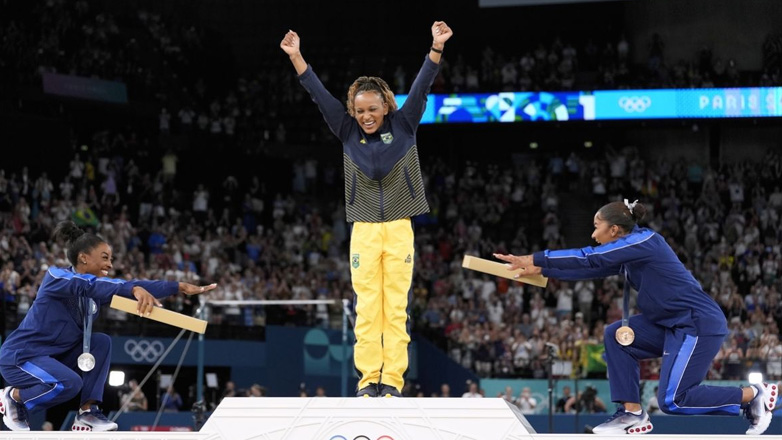 Τρομερή στιγμή στην ενόργανη γυμναστική: Οι Μπάιλς και Τσάιλς υποκλίθηκαν στην μεγάλη νικήτρια, Αντράντε!