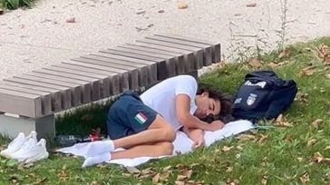 Ο Ολυμπιονίκης της κολύμβησης Τόμας Τσεκόν κοιμήθηκε στο πάρκο!