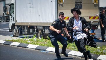 Εξτρεμιστές διαδηλωτές Εβραίοι εισέβαλαν σε στρατολογικό γραφείο