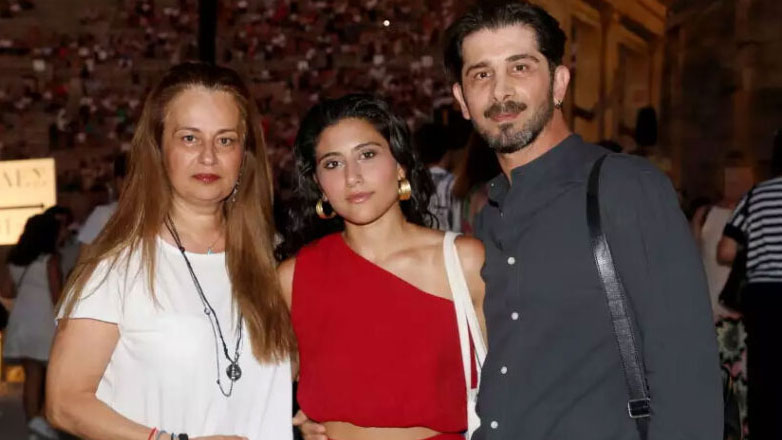 Στην Επίδαυρο η Μαρίνα Σπανού με τους γονείς της, Χρήστο Σπανό και Μελίνα Παιονίδου