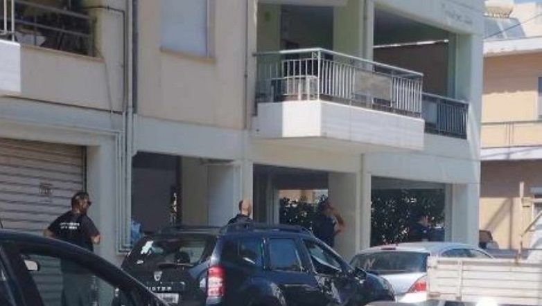 Σοκ στο Βόλο: Άνδρας έπεσε από τον 4ο όροφο πολυκατοικίας