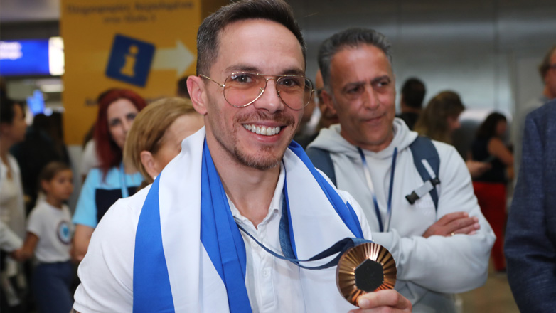 Επέστρεψε στην Αθήνα και αποθεώθηκε ο Πετρούνιας: «Άρχισα ήδη να σκέφτομαι το επόμενο πρόγραμμα για νέες επιτυχίες»