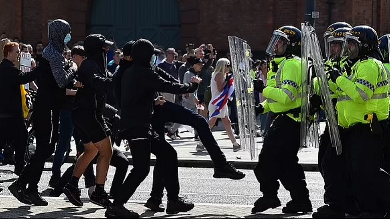 Χάος από τις διαδηλώσεις ακροδεξιών στη Βρετανία