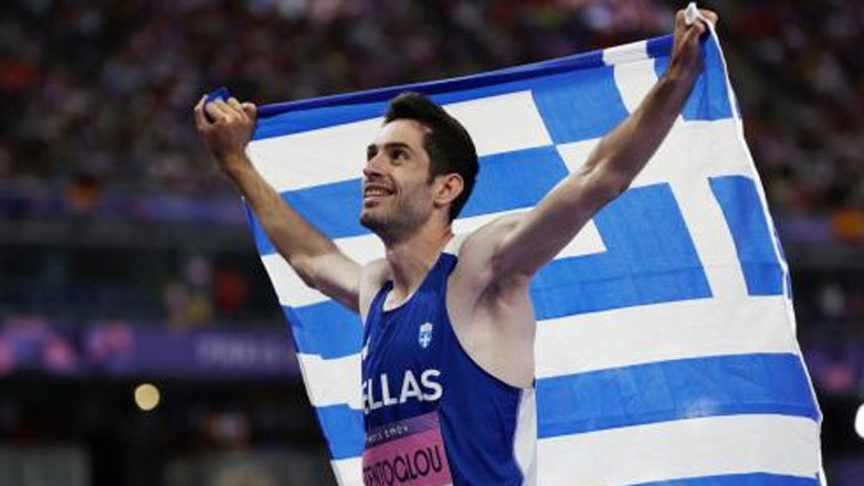 Ο Μίλτος Τεντόγλου ανεβαίνει στο πιο ψηλό σκαλί του βάθρου