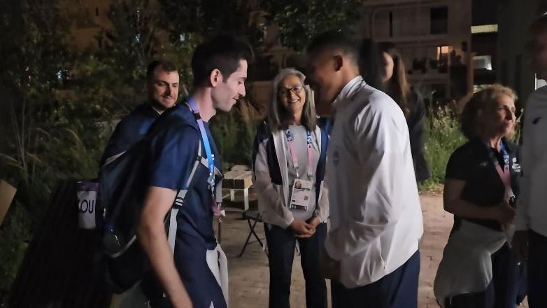 Οι αγκαλιές του Μίλτου Τεντόγλου στο Ολυμπιακό Χωριό