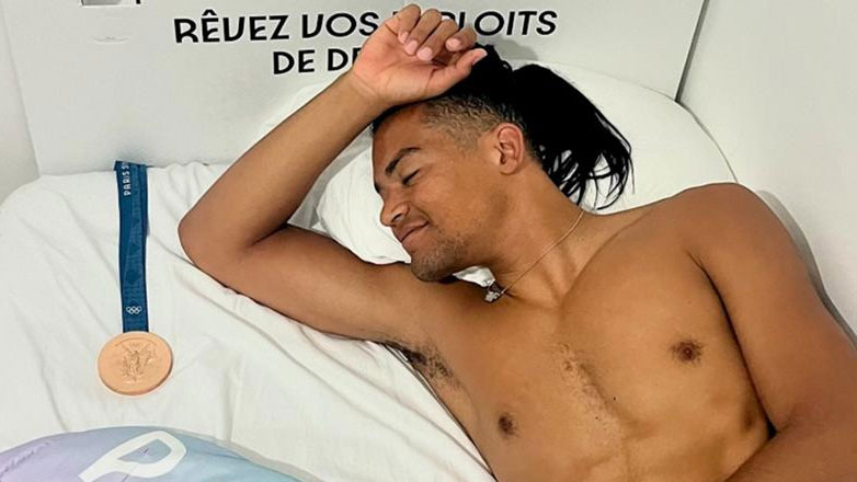 Ο Εμμανουήλ Καραλής κοιμήθηκε αγκαλιά με το μετάλλιο του!