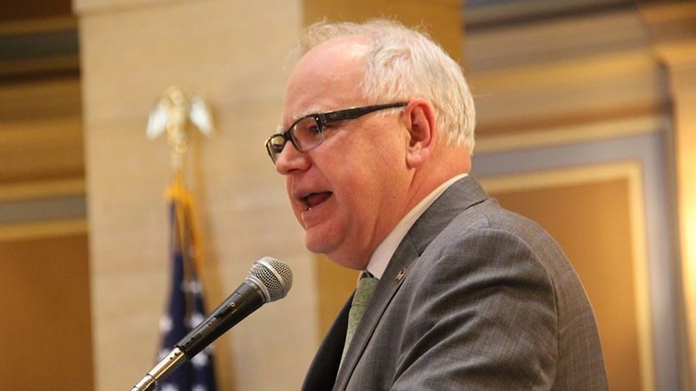 Τιμ Γουόλς: Ο Τραμπ «δεν έχει ιδέα» τι σημαίνει να υπηρετείς το έθνος