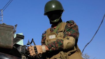 Υεμένη: Οι Χούθι λένε πως εξαπέλυσαν επίθεση εναντίον ενός εμπορικού πλοίου και δύο αμερικανικών καταδρομικών στην Ερυθρά Θάλασσα