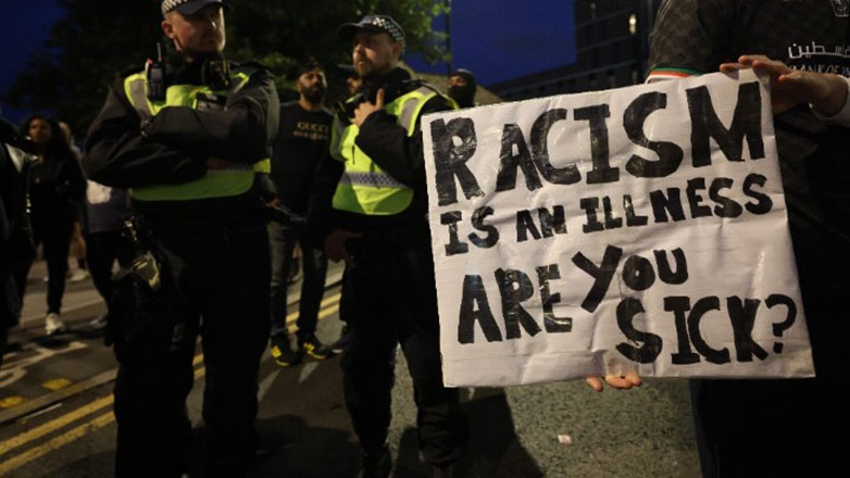 Βρετανία: Συγκεντρώσεις χιλιάδων ανθρώπων για να πουν όχι στο ρατσισμό και την ισλαμοφοβία