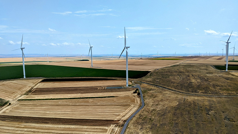 ΔΕΗ: Υπογραφή συμφωνίας για την εξαγορά 629MW ΑΠΕ της Evryo Group στη Ρουμανία