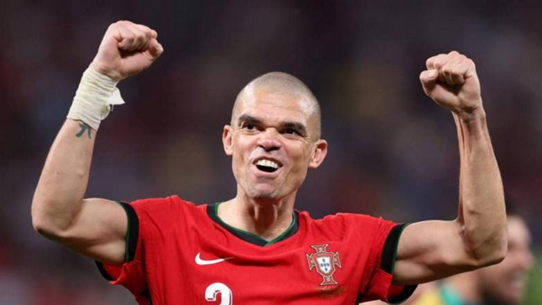 Ο Πέπε «κρέμασε» τα παπούτσια του σε ηλικία 41 ετών Ο Πέπε «κρέμασε» τα παπούτσια του σε ηλικία 41 ετών