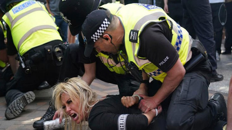 Βρετανία-ταραχές: Ποινή φυλάκισης 20 μηνών σε έναν 28χρονο για υποκίνηση φυλετικού μίσους μέσω του διαδικτύου