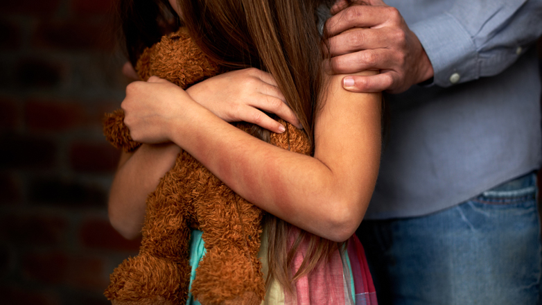 Σοκ στη Σπάρτη: 40χρονος βίαζε την 9χρονη κόρη του επί 5 χρόνια! Σοκ στη Σπάρτη: 40χρονος βίαζε την 9χρονη κόρη του επί 5 χρόνια!