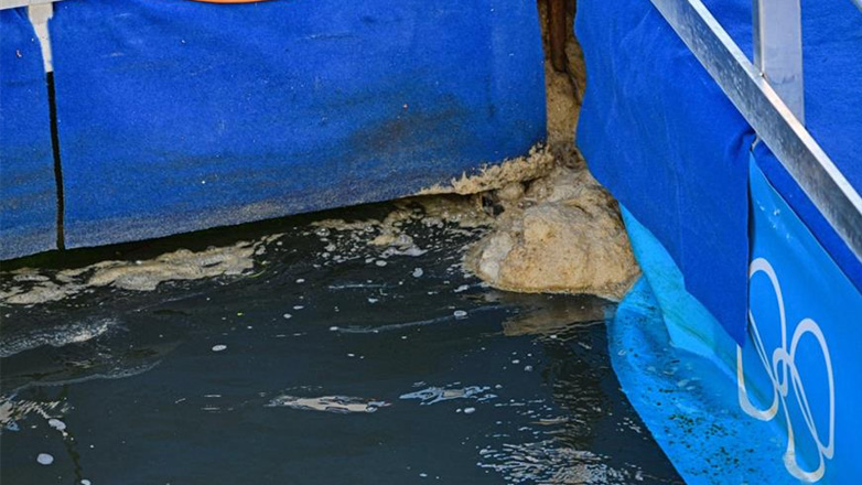 Εικόνες-σοκ στον Σηκουάνα: Αθλητές κολυμπούσαν δίπλα σε σωλήνες αποχέτευσης