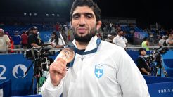 Η απονομή του χάλκινου μεταλλίου στον Νταουρέν Κουρουγκλίεβ