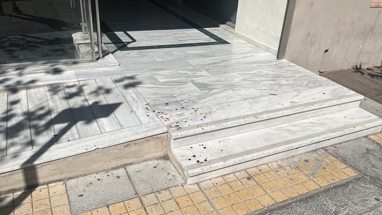 Χτύπησε το κεφάλι του σε λαμαρίνα, επειδή του ζήτησε να χωρίσουν