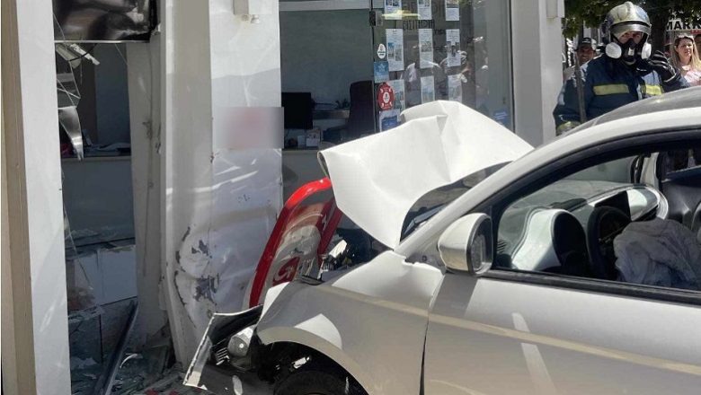 «Μπούκαρε» στην βιτρίνα καταστήματος με το αυτοκίνητο «Μπούκαρε» στην βιτρίνα καταστήματος με το αυτοκίνητο