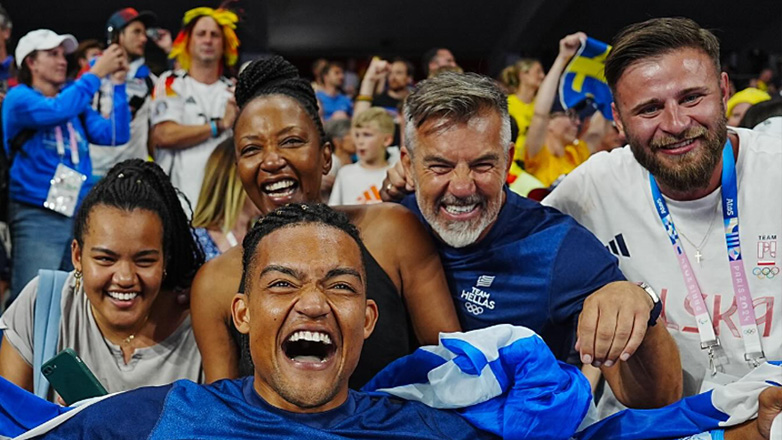 Ο σημαιοφόρος της Ελλάδας στην αγκαλιά της οικογένειάς του: «Έλα εδώ αγόρι μου»