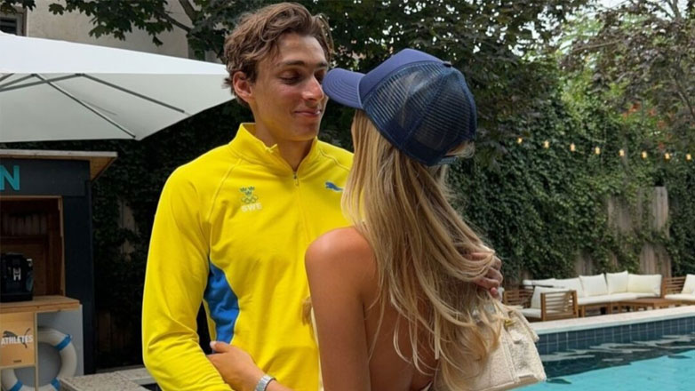 Mondo Duplantis: Διακοπές στη Σαντορίνη μαζί με την καλλονή σύντροφό του Desiré Inglander