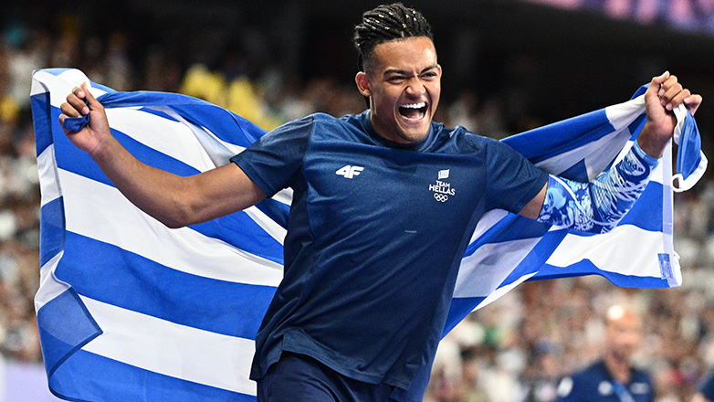 Ο Εμμανουήλ Καραλής σημαιοφόρος της Ελλάδας στην τελετή λήξης των Ολυμπιακών Αγώνων