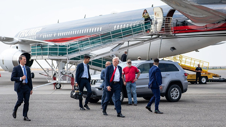 Αναγκαστική προσγείωση για το αεροπλάνο που μετέφερε τον Τραμπ