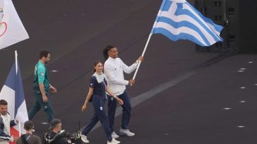 Τελετή λήξης Ολυμπιακών Αγώνων: Η είσοδος των σημαιοφόρων Καραλή – Πλατανιώτη στο «Stade de France»