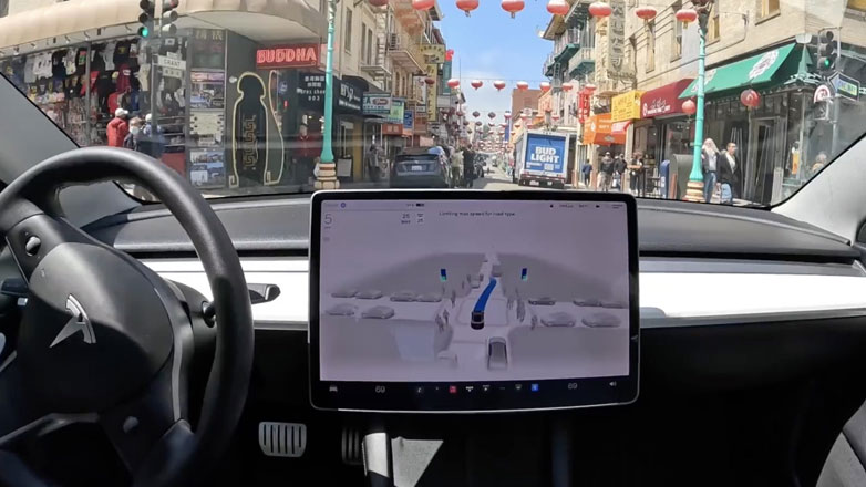 Άφησε το Tesla στον «αυτόματο» για να παίξει με το κινητό και τελικά σκότωσε μοτοσικλετιστή